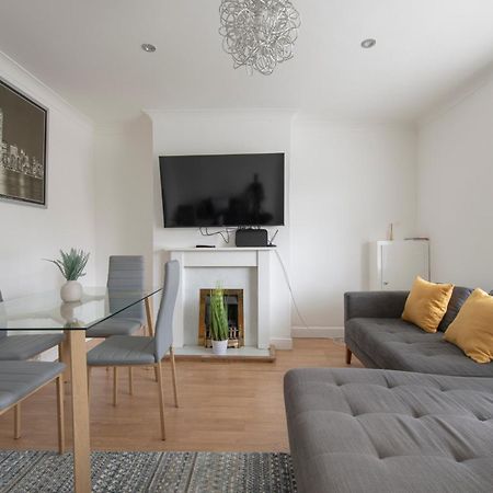 3 Bed House In Rochester 4 Beds Sleeps 7 Wainscot Exterior photo