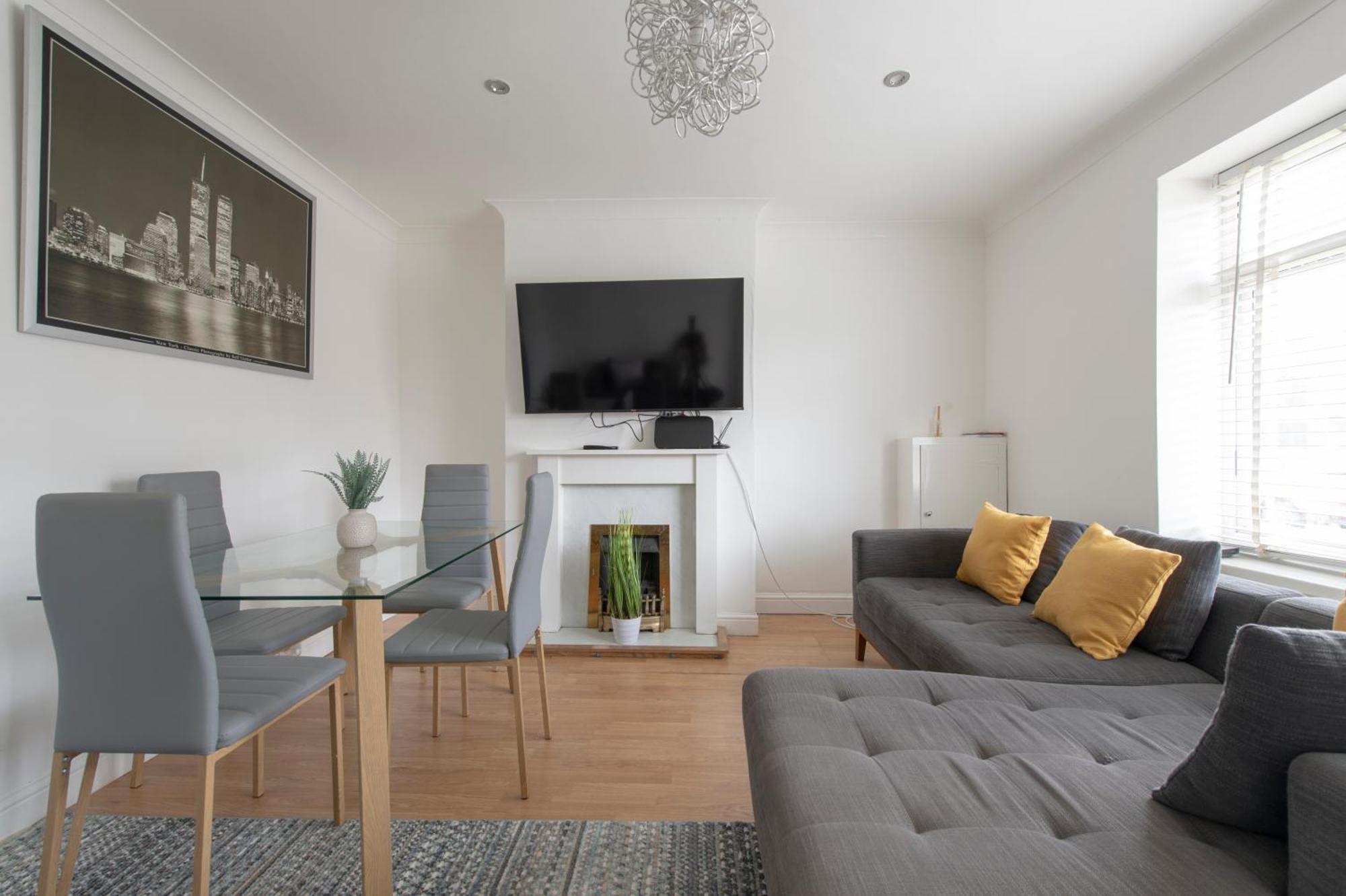 3 Bed House In Rochester 4 Beds Sleeps 7 Wainscot Exterior photo