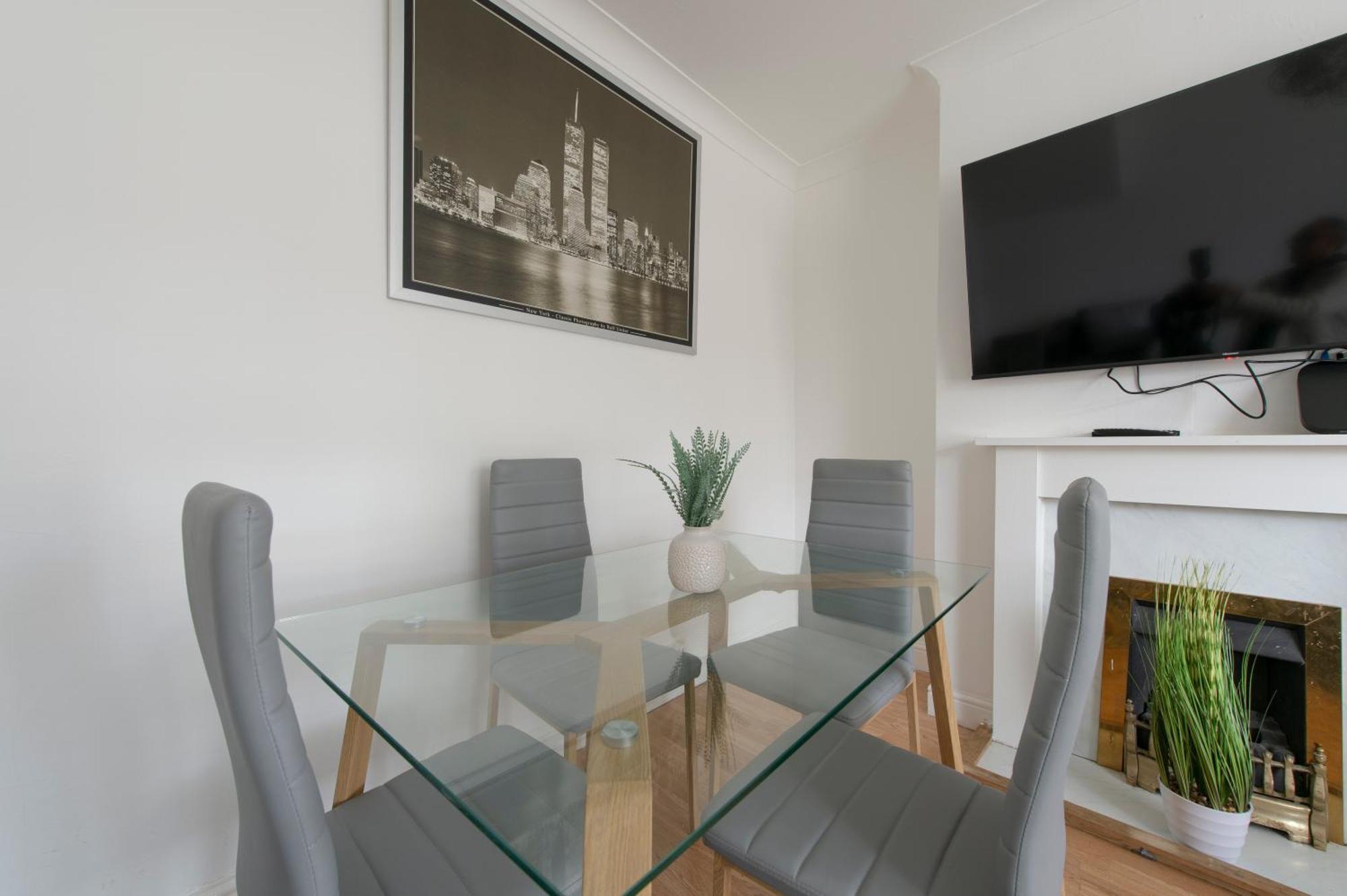 3 Bed House In Rochester 4 Beds Sleeps 7 Wainscot Exterior photo