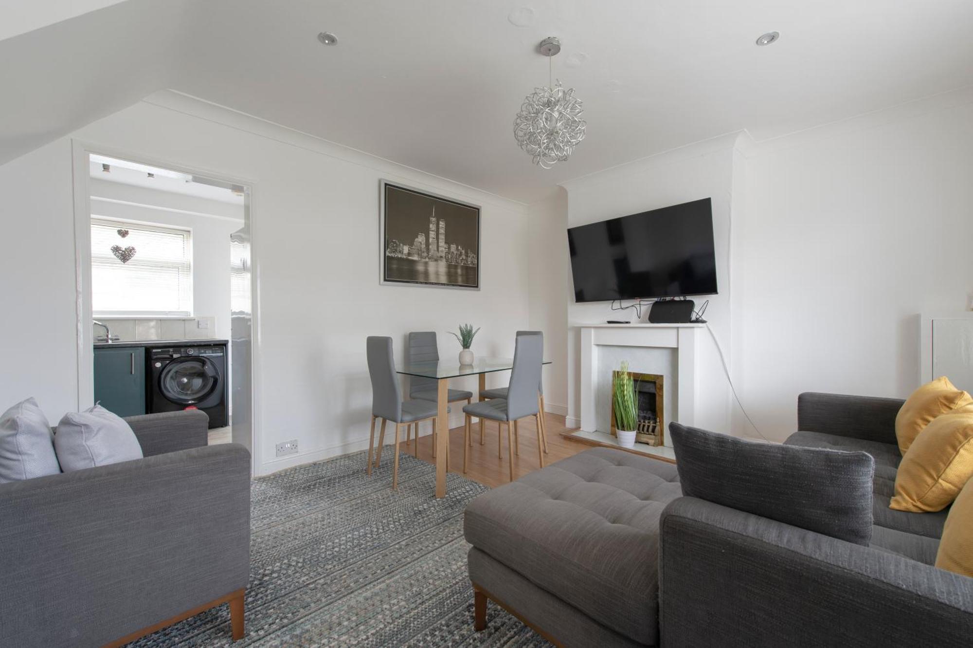 3 Bed House In Rochester 4 Beds Sleeps 7 Wainscot Exterior photo