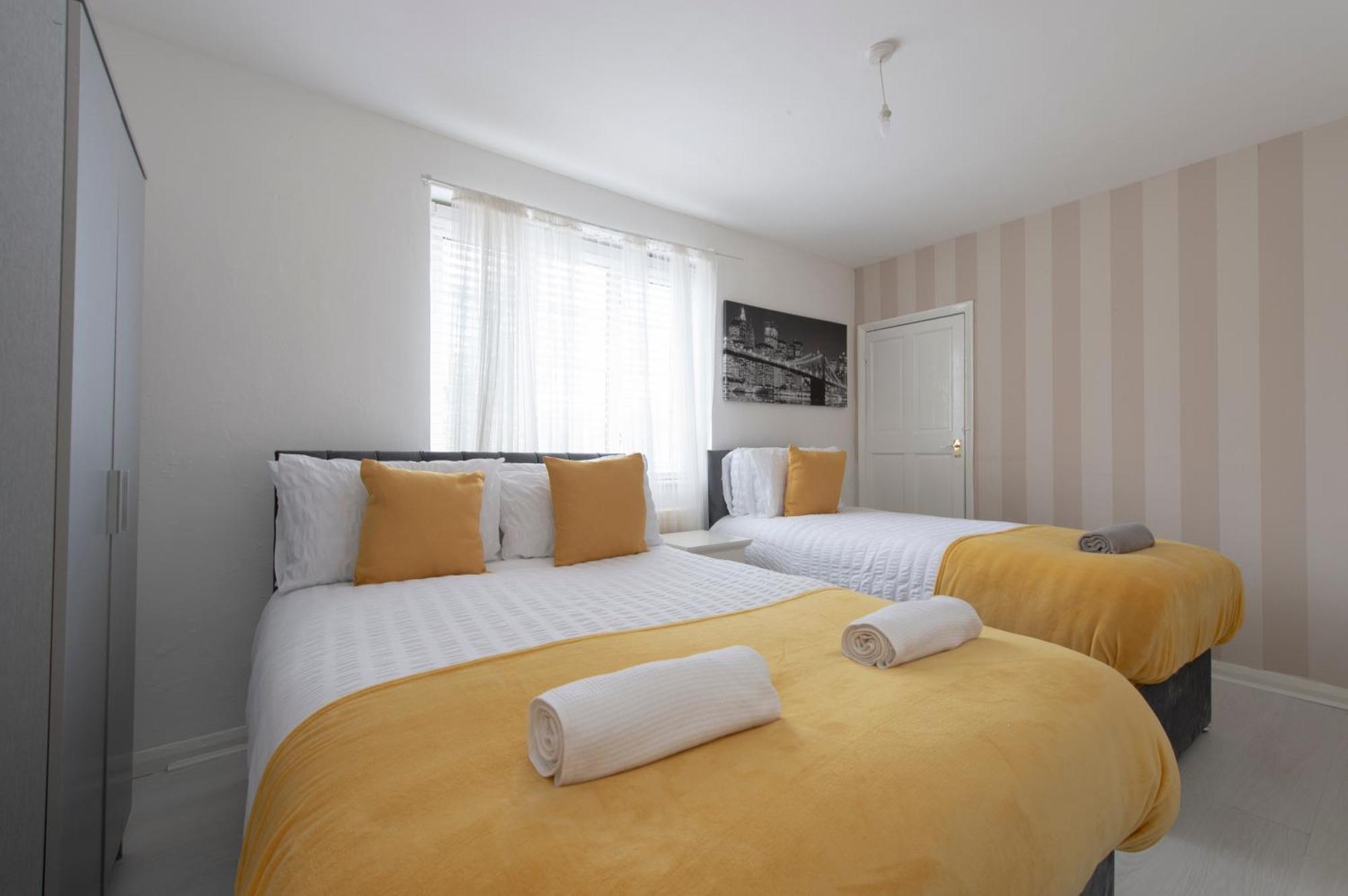 3 Bed House In Rochester 4 Beds Sleeps 7 Wainscot Exterior photo