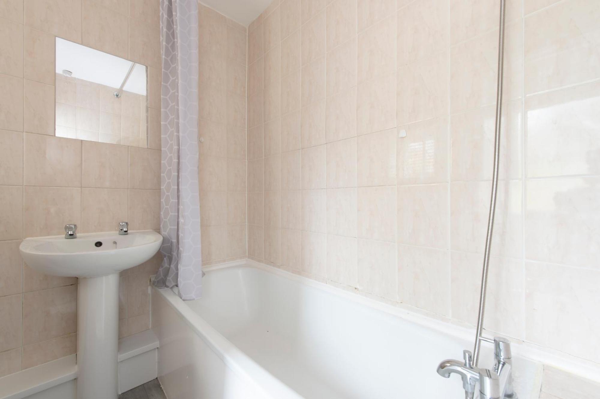 3 Bed House In Rochester 4 Beds Sleeps 7 Wainscot Exterior photo